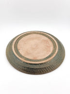 Assiette de service en grès roux chamotté et céladon brillant, céramique artisanale Terres.me.