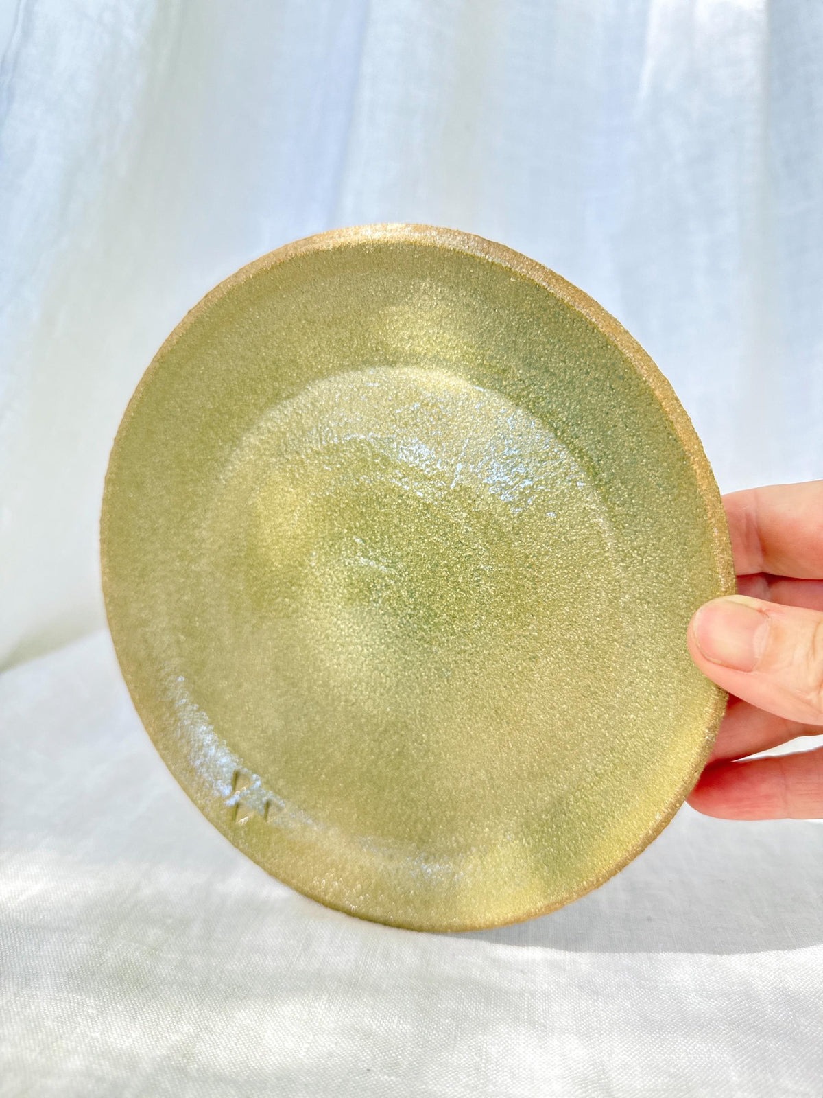 Assiette artisanale en grès roux chamotté, émaillage céladon transparent, création Terres.me.