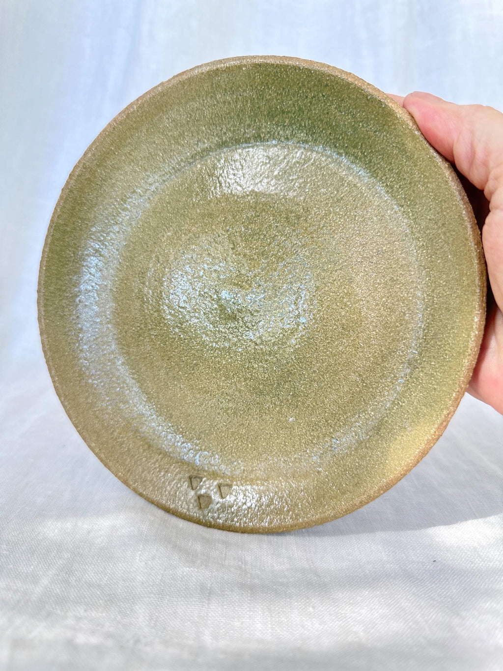 Assiette Wabi-Sabi en grès roux chamotté et céladon, pièce tournée au tour de potier par Terres.me.