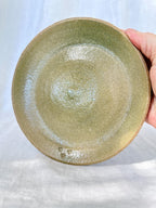 Assiette Wabi-Sabi en grès roux chamotté et céladon, pièce tournée au tour de potier par Terres.me.