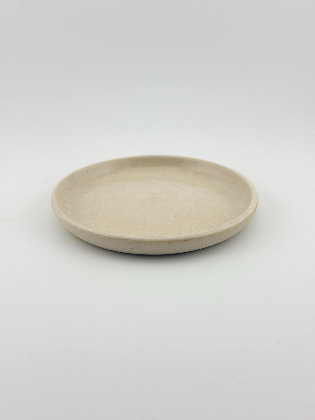 Assiette LUNA en grès porcelainique, émail crème craquelé, tournée à la main – Terres.me