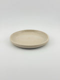 Assiette LUNA en grès porcelainique, émail crème craquelé, tournée à la main – Terres.me