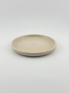 Assiette LUNA en grès porcelainique, émail crème craquelé, tournée à la main – Terres.me