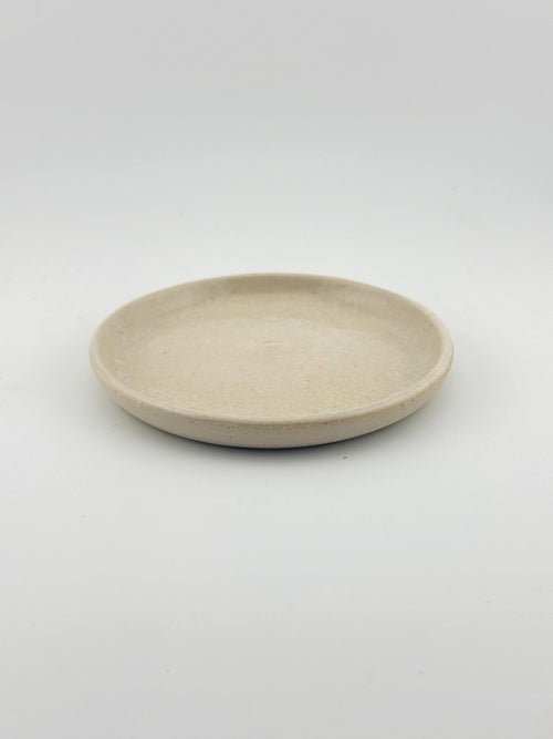 Assiette LUNA en grès porcelainique, émail crème craquelé, tournée à la main – Terres.me