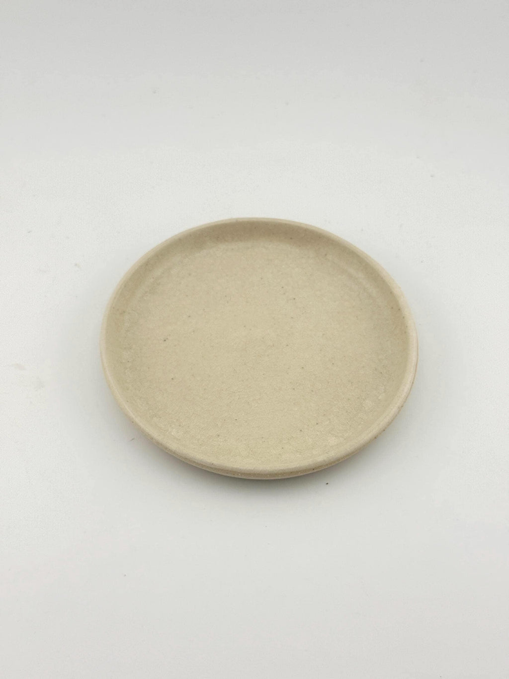 Assiette LUNA en grès porcelainique, émail crème craquelé, tournée à la main – Terres.me