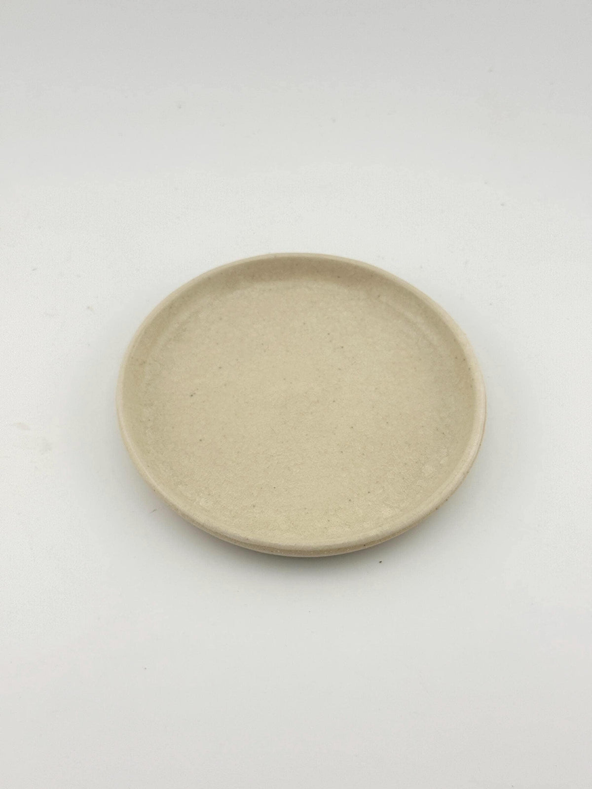 Assiette LUNA en grès porcelainique, émail crème craquelé, tournée à la main – Terres.me