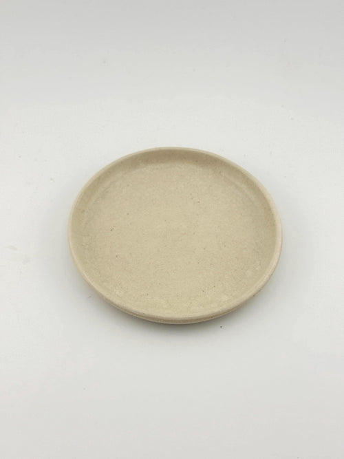 Assiette LUNA en grès porcelainique, émail crème craquelé, tournée à la main – Terres.me