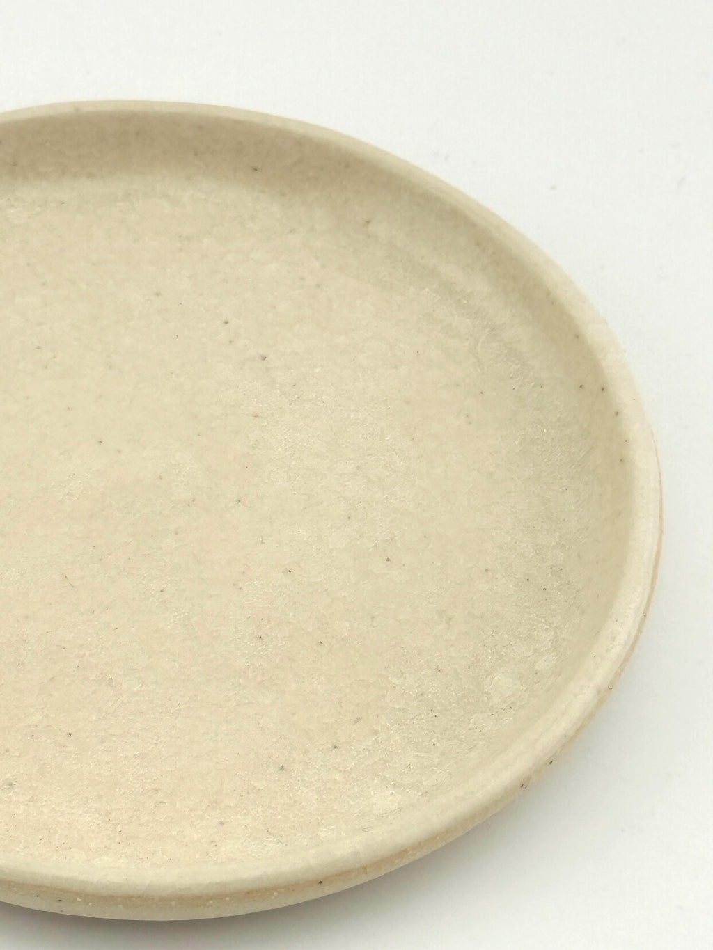 Assiette LUNA en grès porcelainique, émail crème craquelé, tournée à la main – Terres.me