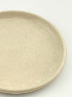 Assiette LUNA en grès porcelainique, émail crème craquelé, tournée à la main – Terres.me