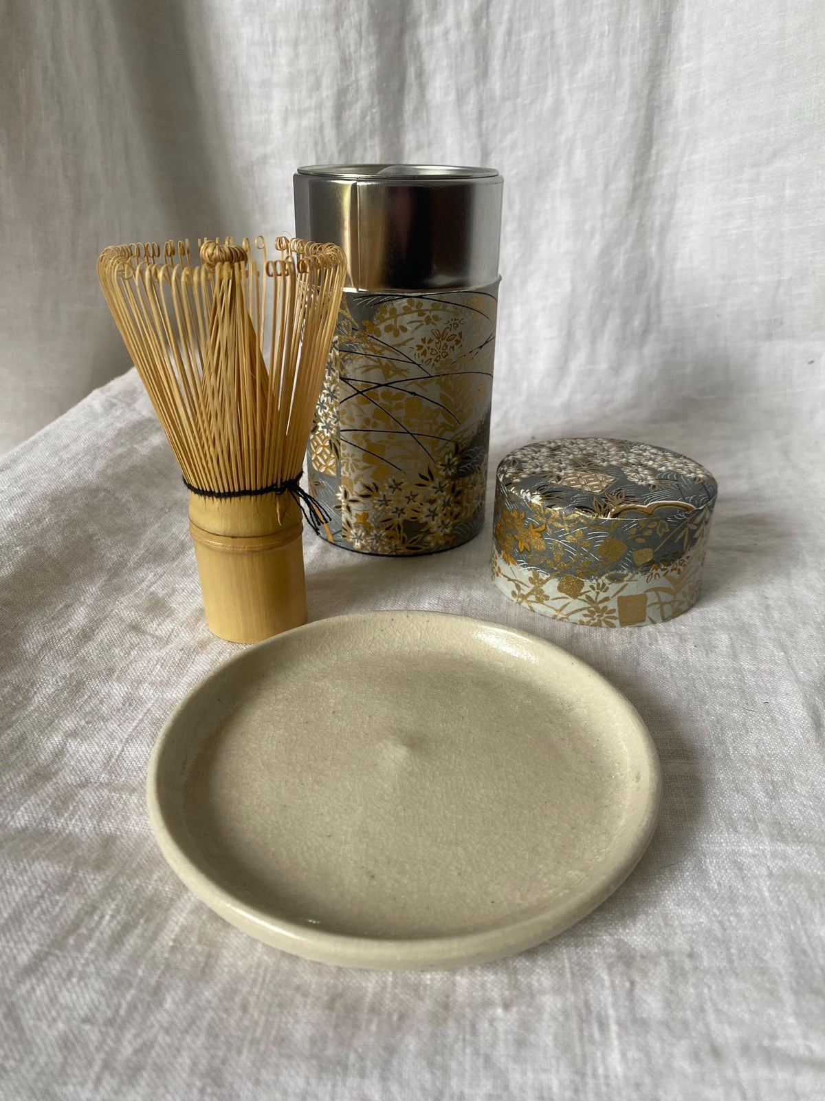 Assiette LUNA en grès porcelainique, émail crème craquelé, tournée à la main – Terres.me