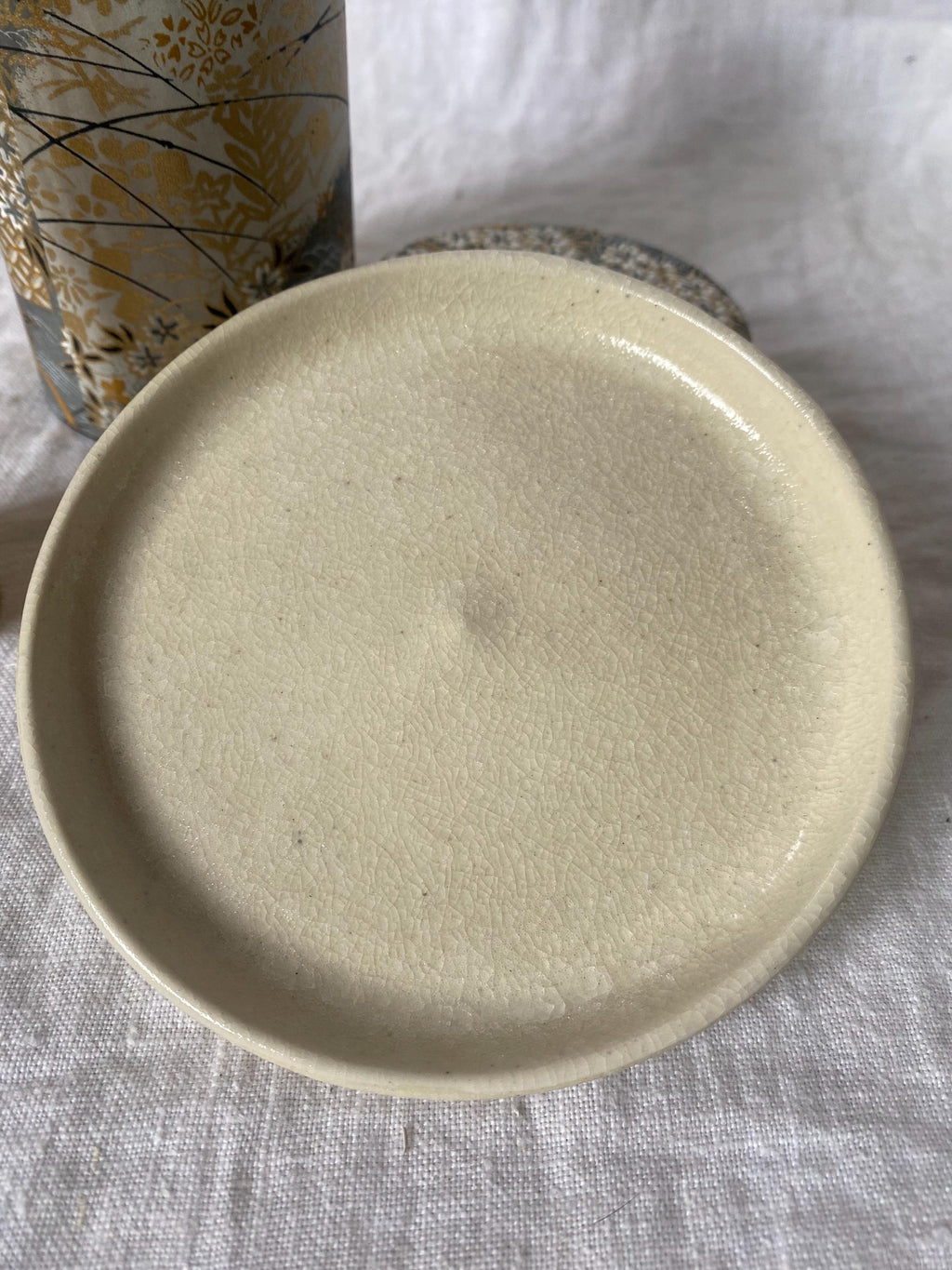 Assiette LUNA en grès porcelainique, émail crème craquelé, tournée à la main – Terres.me