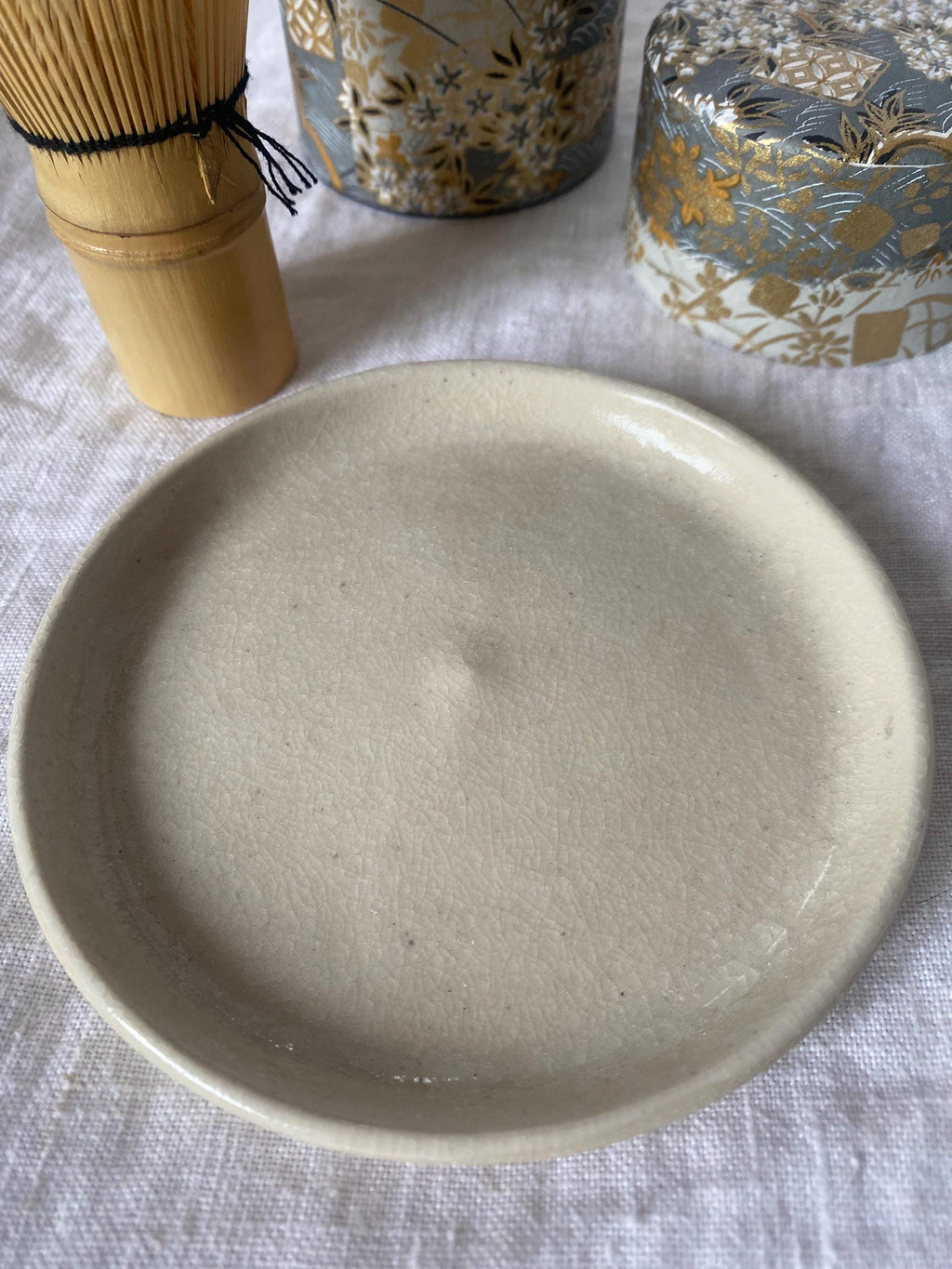 Assiette LUNA en grès porcelainique, émail crème craquelé, tournée à la main – Terres.me