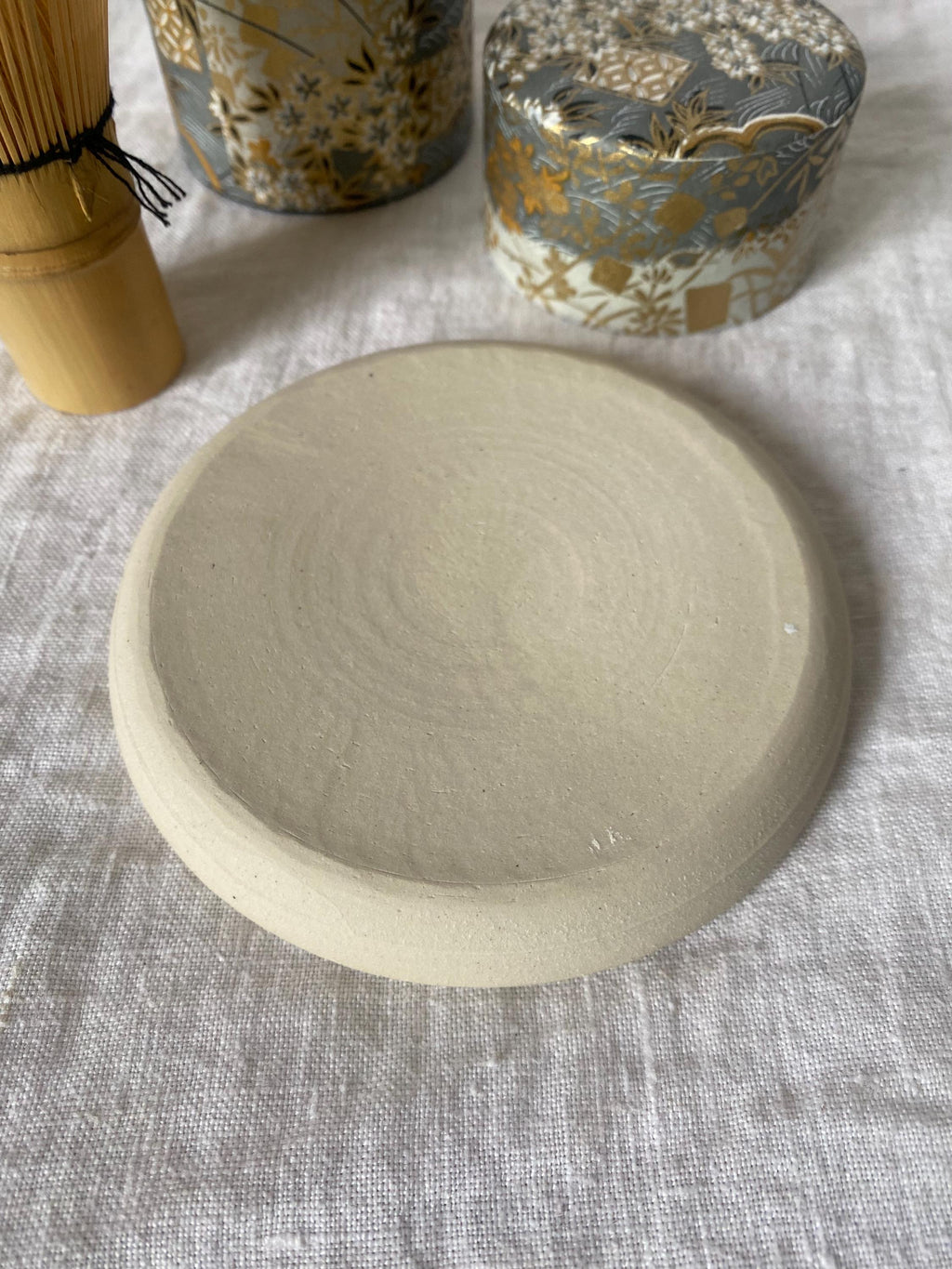 Assiette LUNA en grès porcelainique, émail crème craquelé, tournée à la main – Terres.me