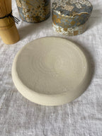 Assiette LUNA en grès porcelainique, émail crème craquelé, tournée à la main – Terres.me