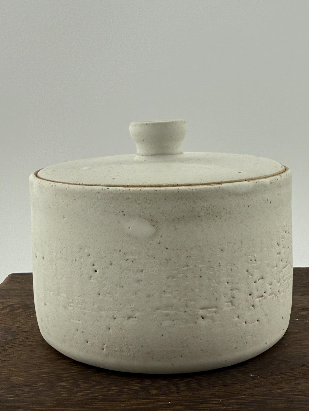 Boîte en céramique blanche en grès Saint-Amand, vue 4 sur 10, pièce artisanale façonnée à la main par Terresme.