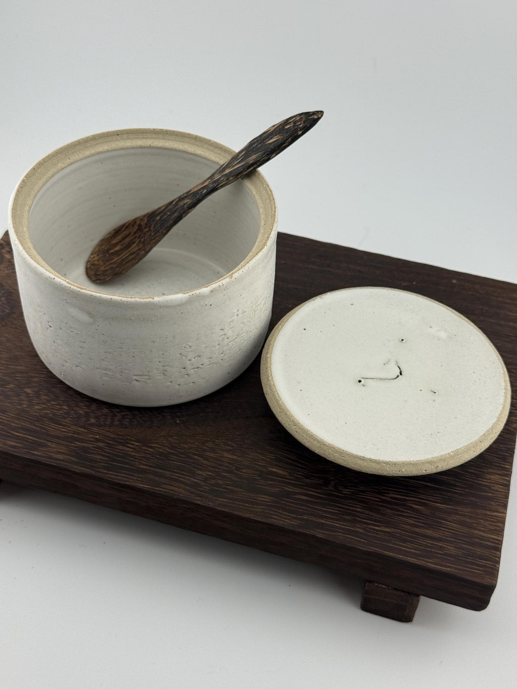 Boîte en céramique blanche en grès Saint-Amand, vue 9 sur 10, pièce artisanale façonnée à la main par Terresme.