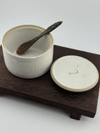 Boîte en céramique blanche en grès Saint-Amand, vue 9 sur 10, pièce artisanale façonnée à la main par Terresme.