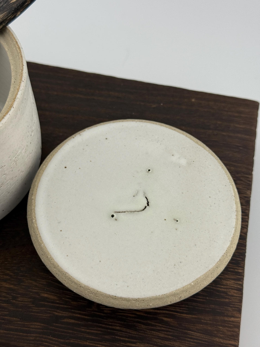Boîte en céramique blanche en grès Saint-Amand, vue 10 sur 10, pièce artisanale façonnée à la main par Terresme.