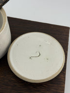 Boîte en céramique blanche en grès Saint-Amand, vue 10 sur 10, pièce artisanale façonnée à la main par Terresme.