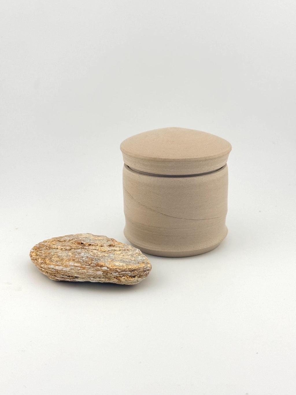 Boîte artisanale en grès beige Saint-Amand avec couvercle emboîtant, création Terres.me.