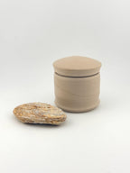 Boîte artisanale en grès beige Saint-Amand avec couvercle emboîtant, création Terres.me.