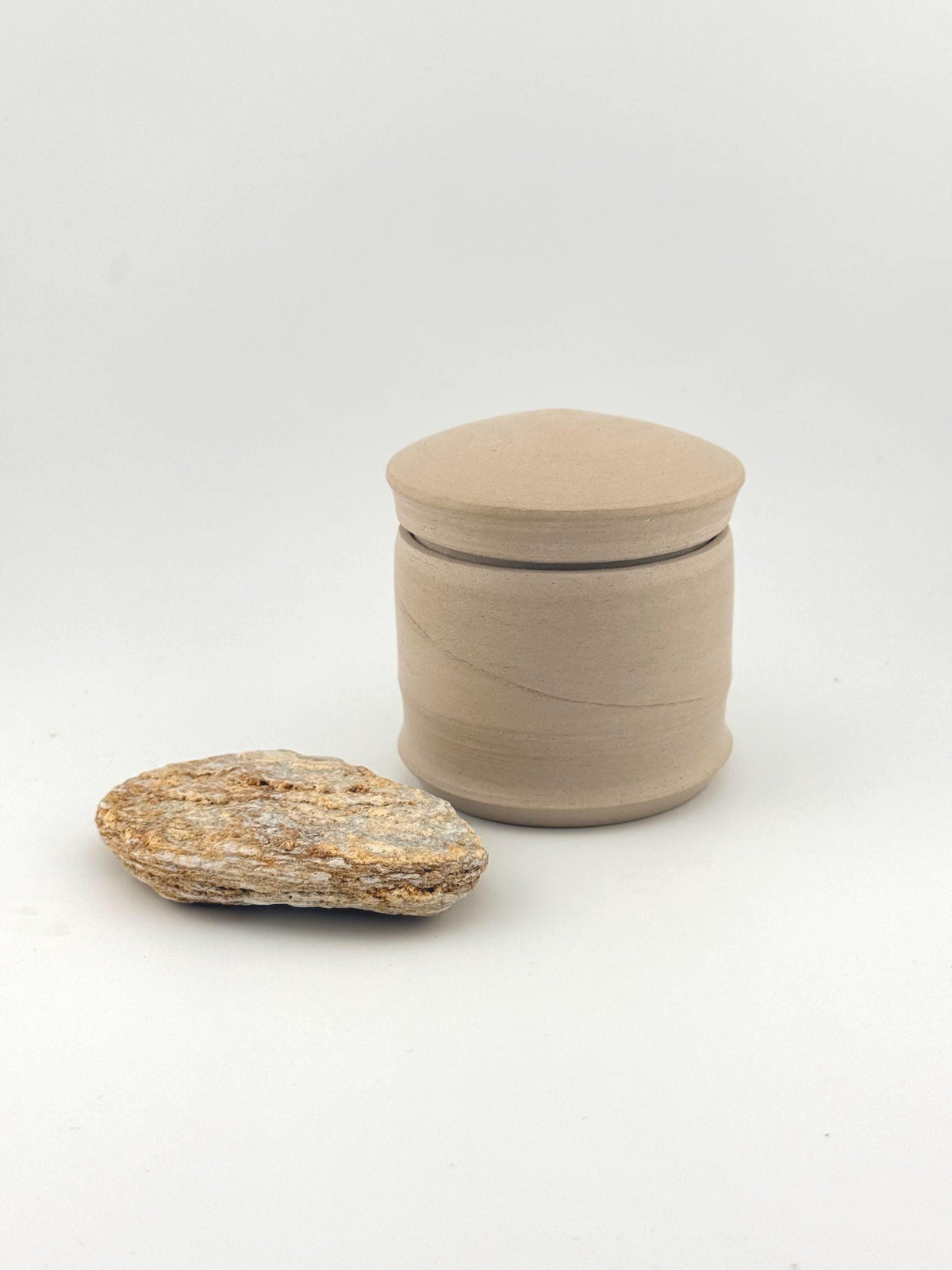 Boîte artisanale en grès beige Saint-Amand avec couvercle emboîtant, création Terres.me.
