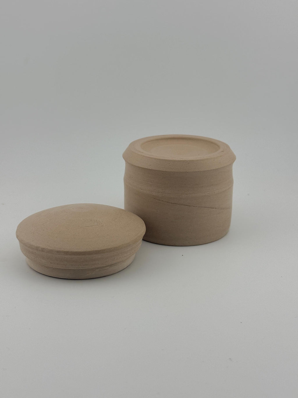 Boîte LINNA minimaliste en grès beige naturel, extérieur non émaillé et intérieur protégé, Terres.me.