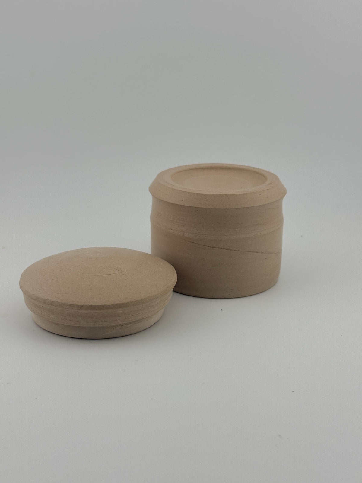 Boîte LINNA minimaliste en grès beige naturel, extérieur non émaillé et intérieur protégé, Terres.me.