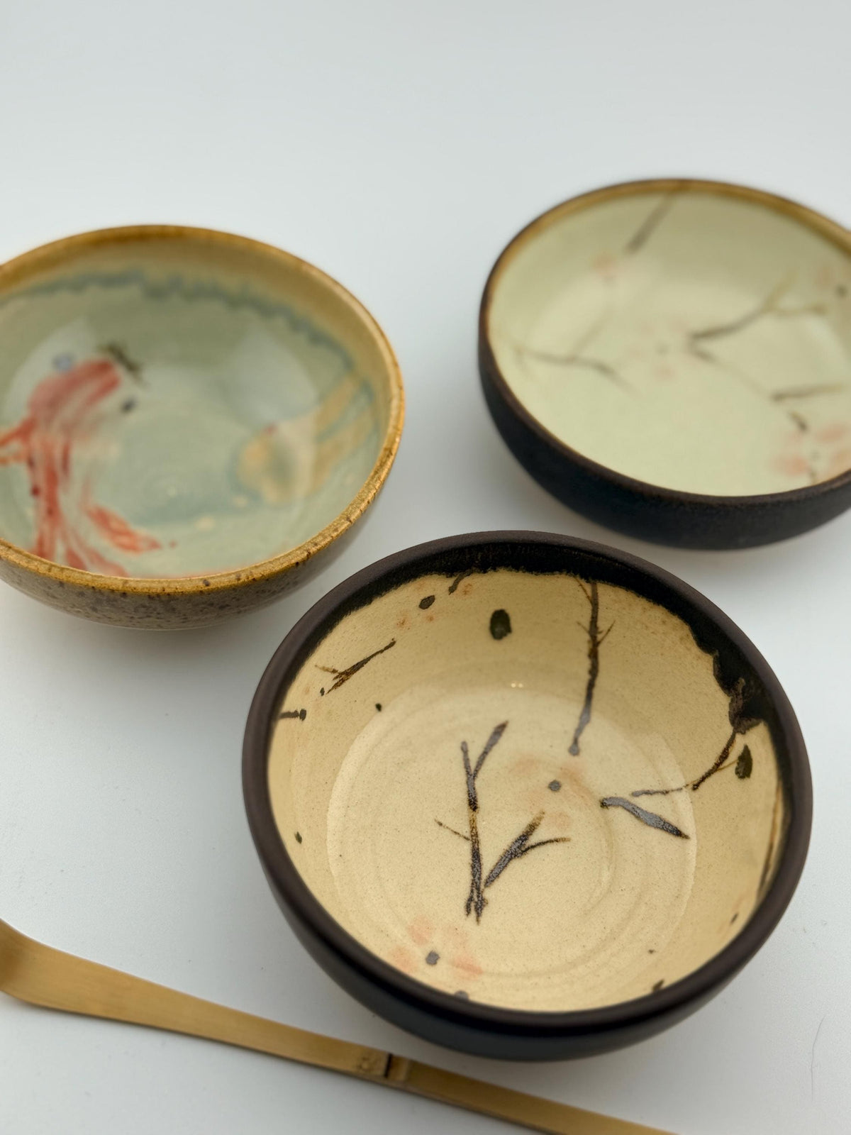 Bol artisanal en grès porcelainique, décor peint à la main inspiré de la peinture chinoise – Terres.me
