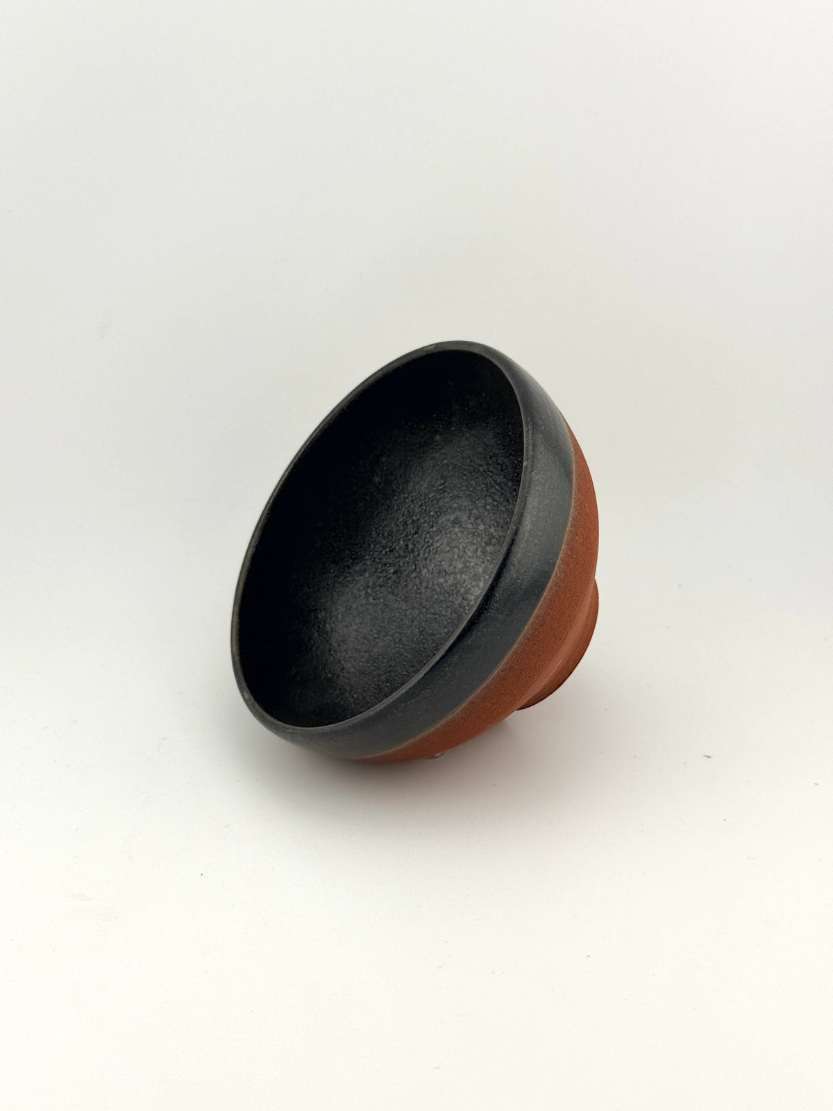 Bol en grès Xing Indigo, vue 2 sur 5, céramique artisanale façonnée à la main par Terresme.