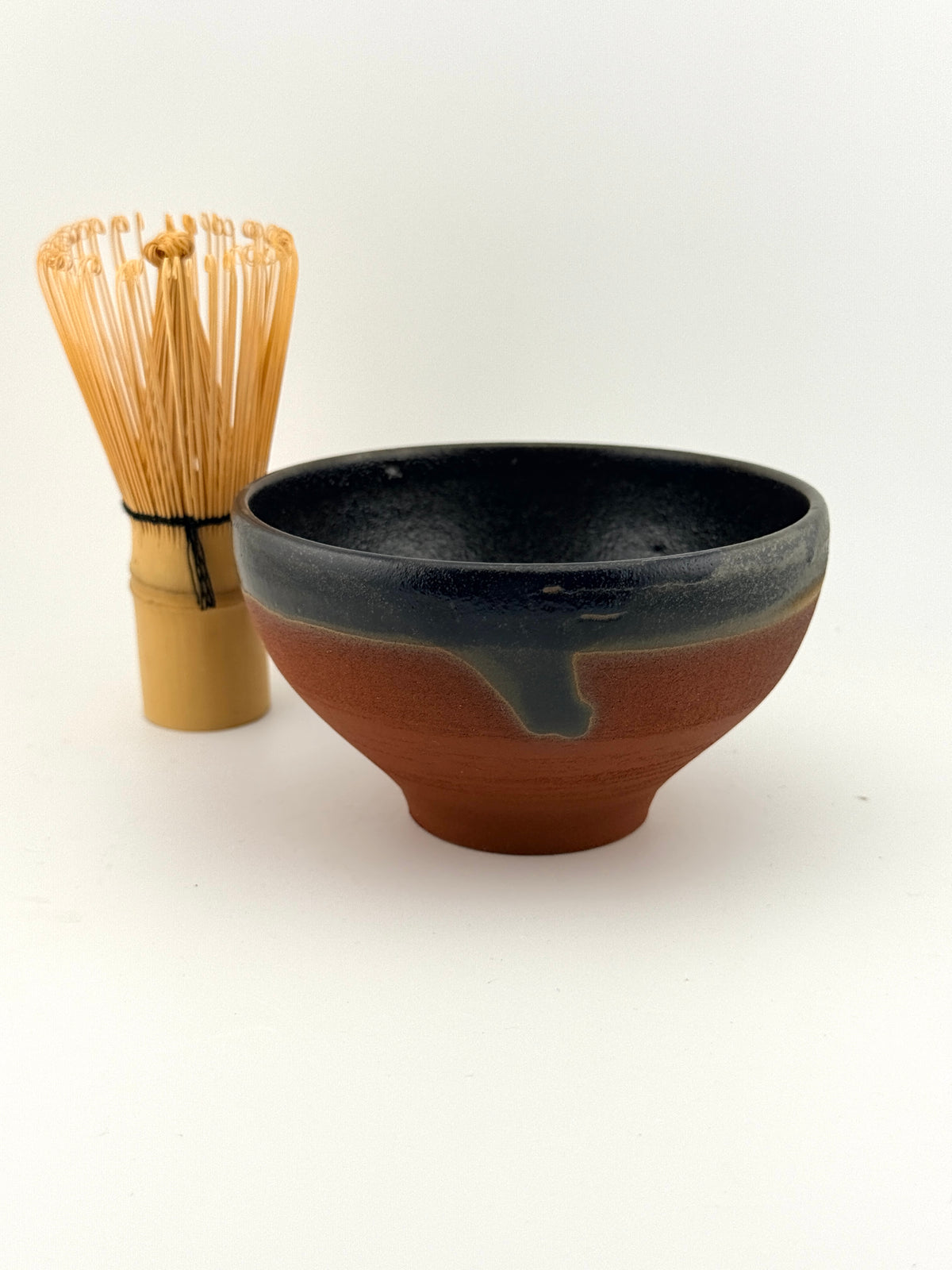 Bol XING INDIGO à émail sombre et coulures bleues, accompagné d’un fouet à matcha