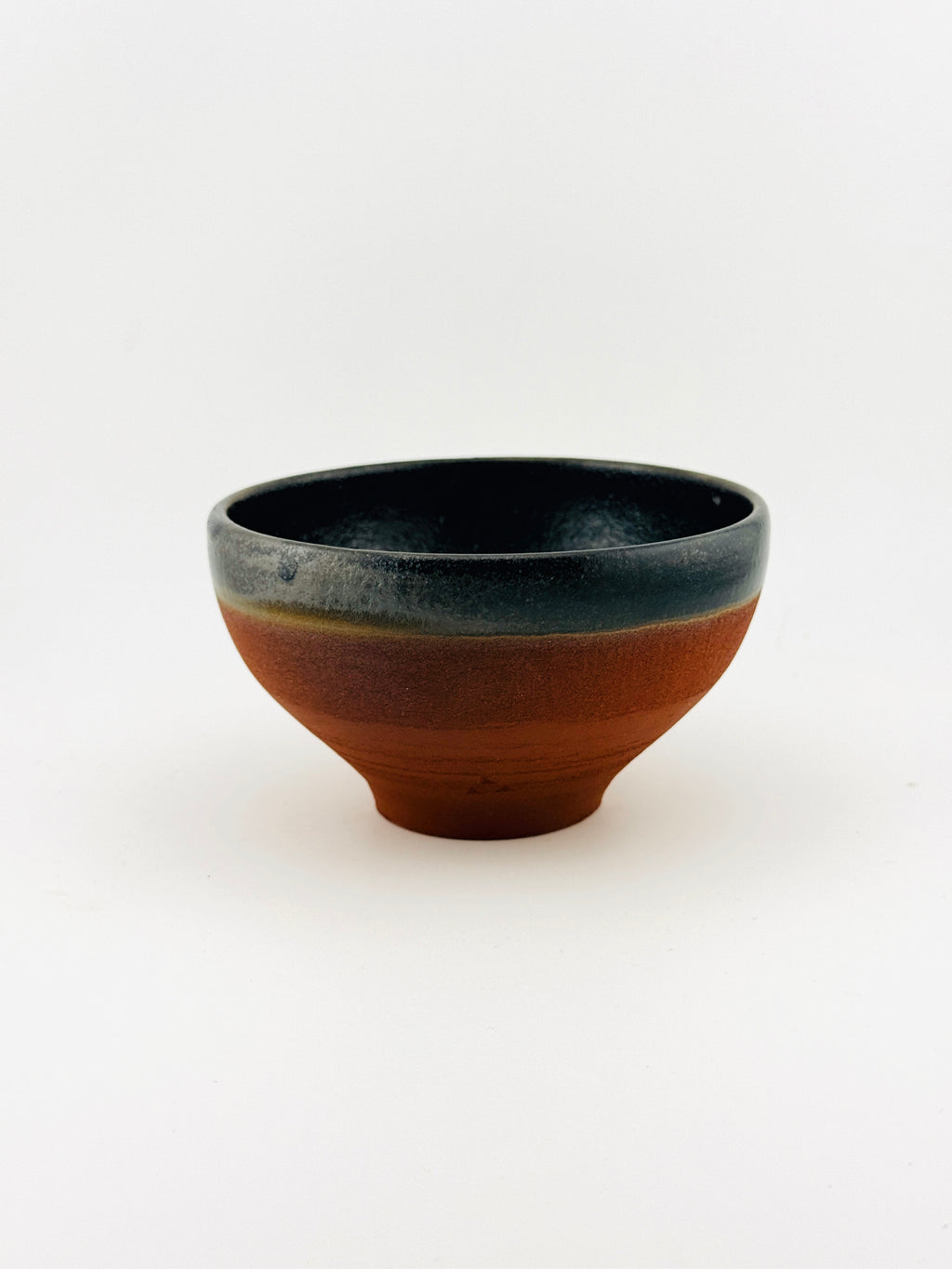 Bol en grès Xing Indigo, vue 4 sur 5, céramique artisanale façonnée à la main par Terresme.