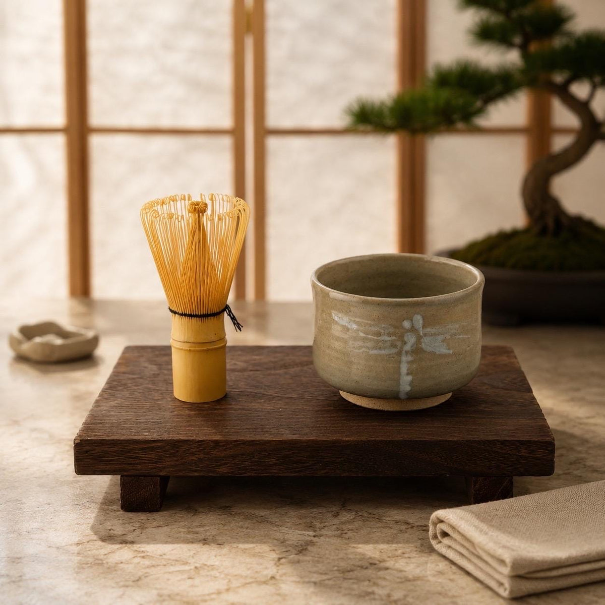 Bol Matcha céladon avec libellule, chawan en grès fait main par Terresme — vue 2 sur 10.
