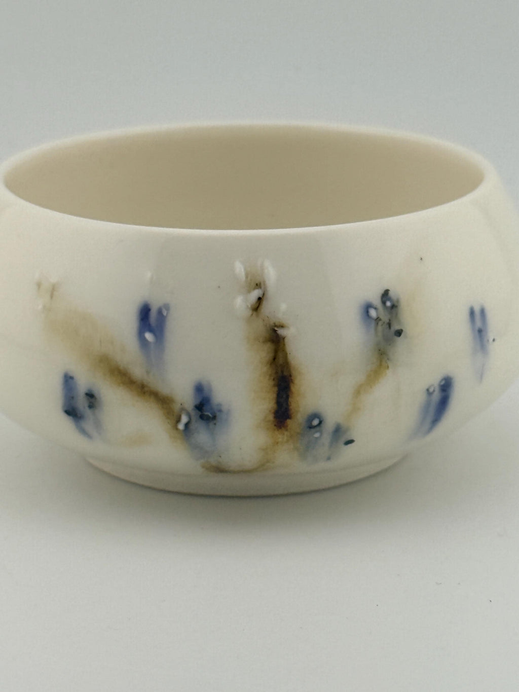 Bol en porcelaine blanche décor sometsuke au cobalt, fait main par Terresme — vue 8 sur 10.