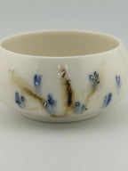 Bol en porcelaine blanche décor sometsuke au cobalt, fait main par Terresme — vue 8 sur 10.