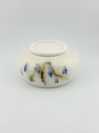 Bol en porcelaine blanche décor sometsuke au cobalt, fait main par Terresme — vue 9 sur 10.