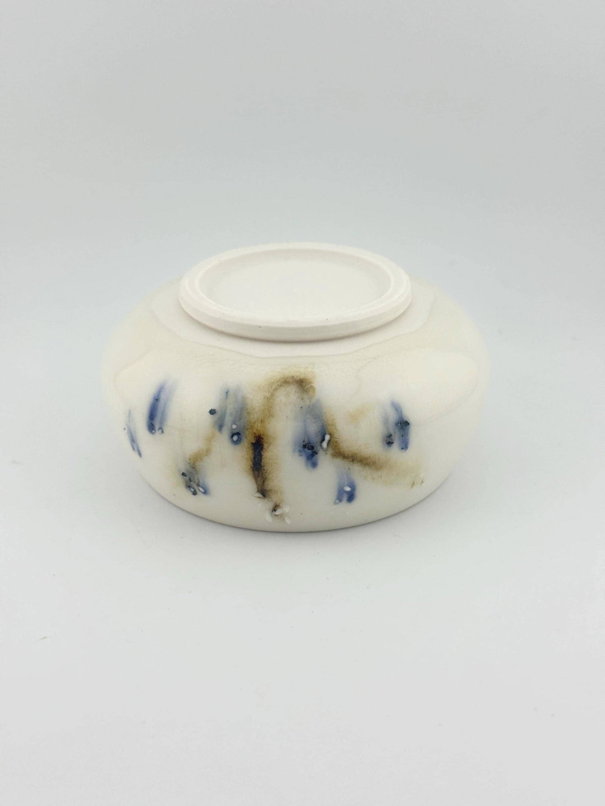 Bol en porcelaine blanche décor sometsuke au cobalt, fait main par Terresme — vue 9 sur 10.