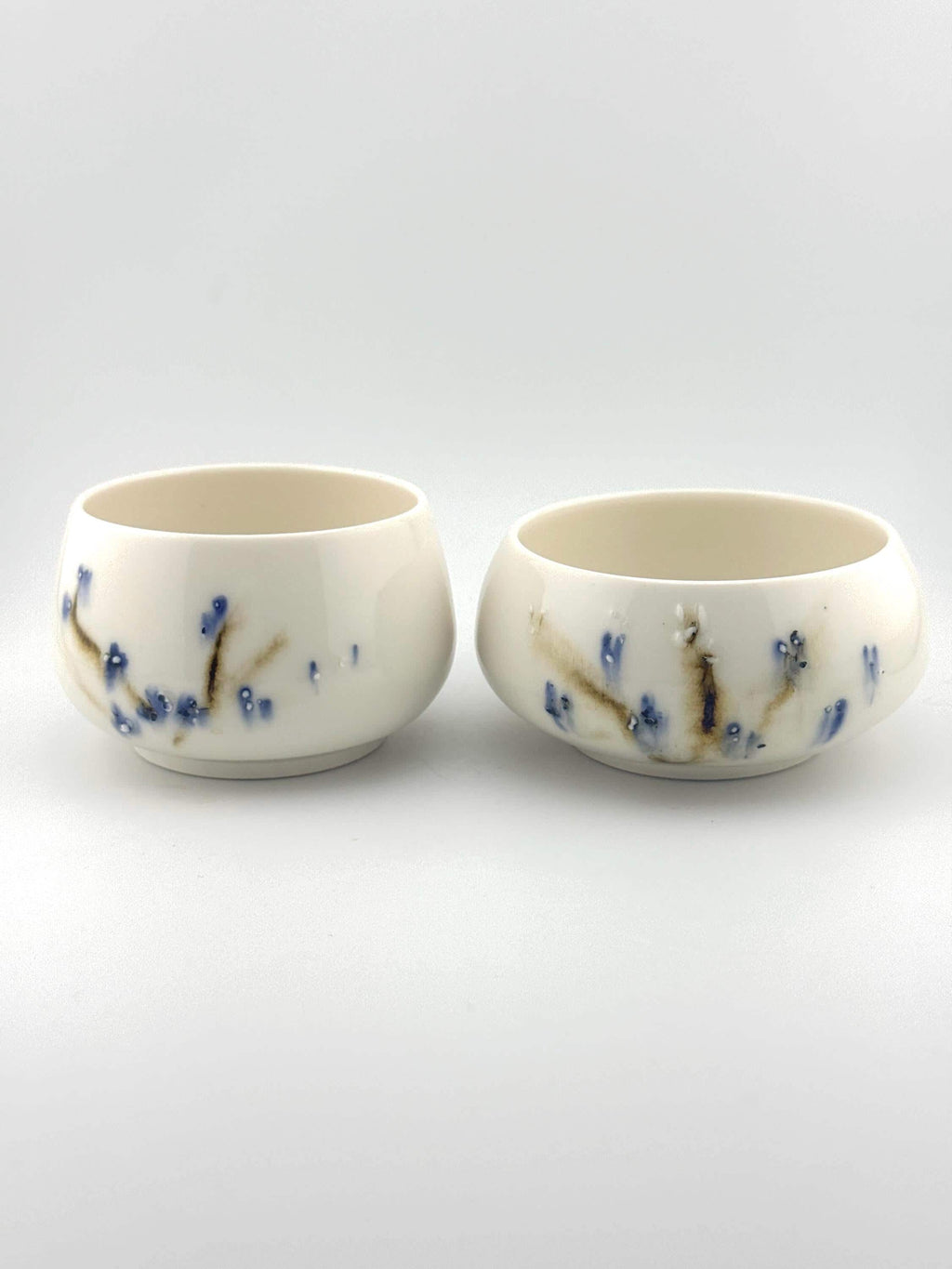 Bol en porcelaine blanche décor sometsuke au cobalt, fait main par Terresme — vue 10 sur 10.