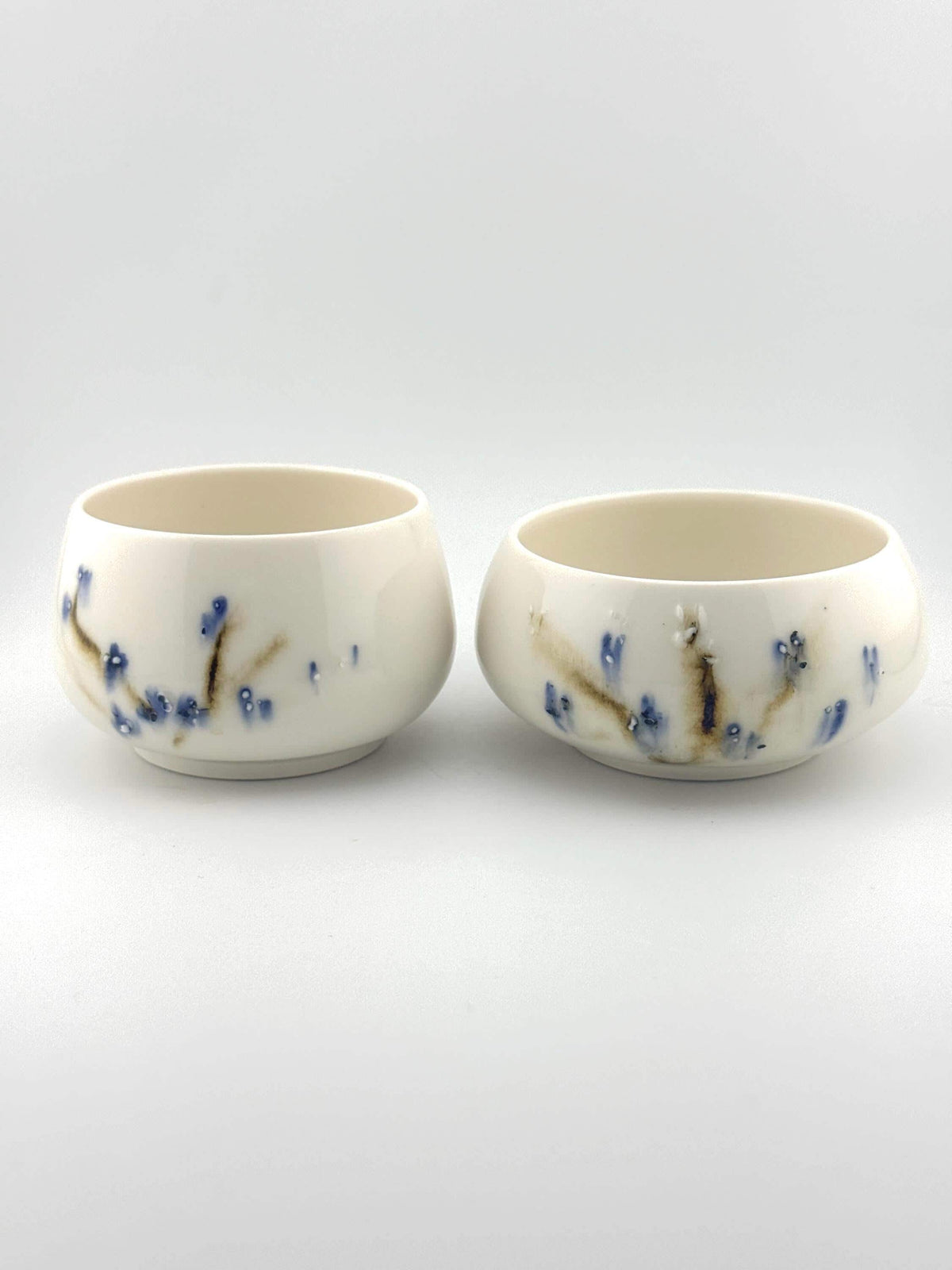Bol en porcelaine blanche décor sometsuke au cobalt, fait main par Terresme — vue 10 sur 10.