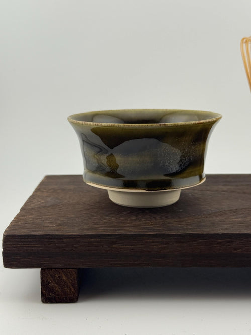 Bol Tenmoku profond en grès porcelainique évoquant un paysage de nuit, vue 3 sur 10, façonné à la main par Terresme.