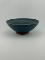 Grand bol en terre de Xing émaillé bleu-gris, présenté de côté, création artisanale Terres.me.