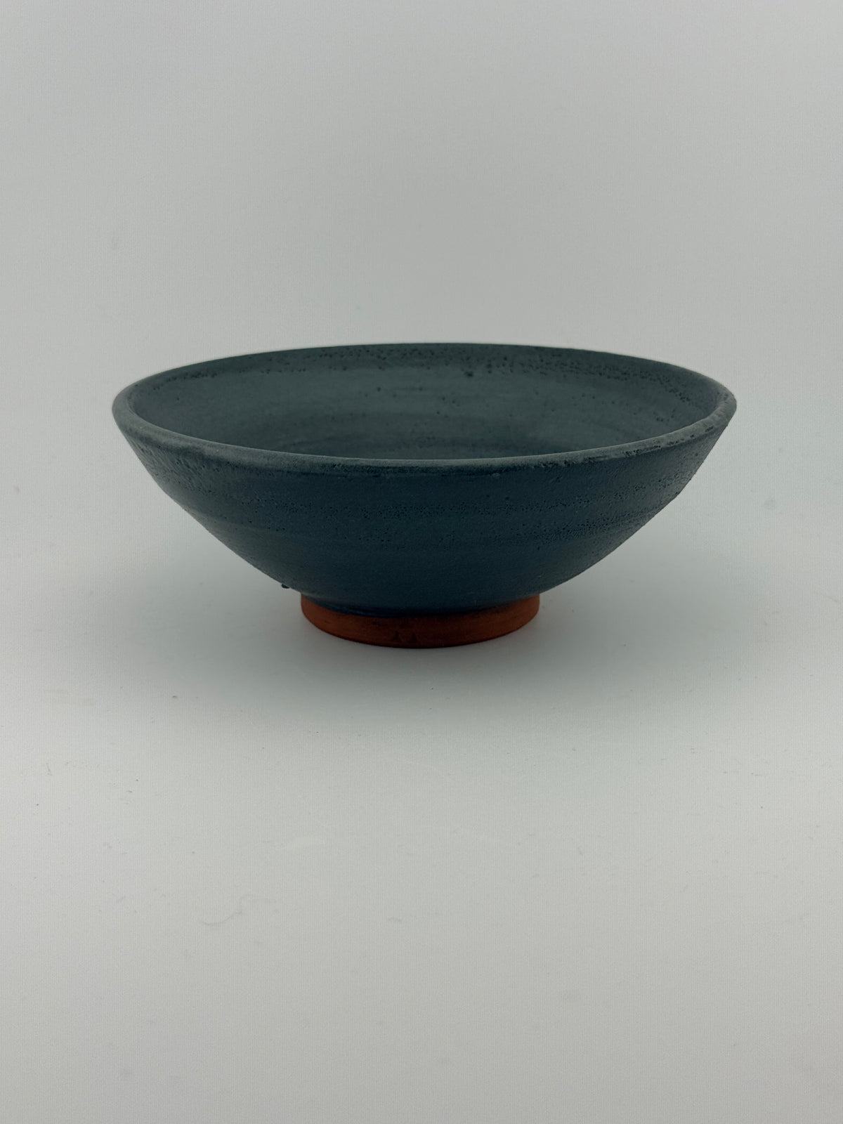 Grand bol en terre de Xing émaillé bleu-gris, présenté de côté, création artisanale Terres.me.