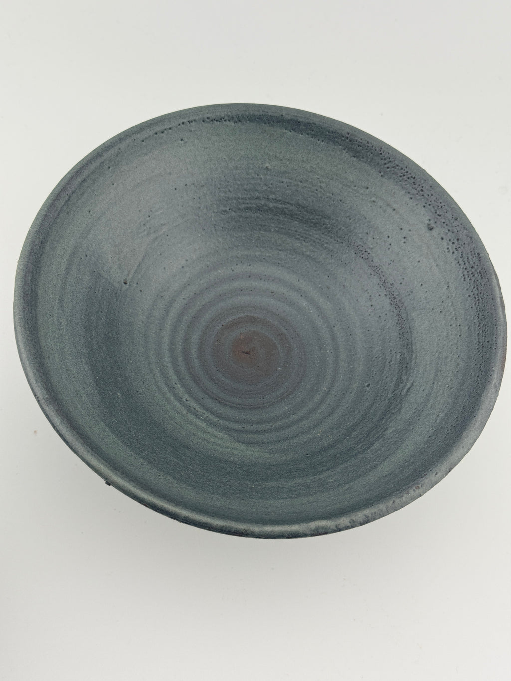 Grand bol en terre de Xing et émail bleu-gris vu de dessus, pièce faite main par Terres.me.