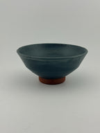 Petit bol en terre de Xing émaillé bleu-gris, présenté de côté, céramique artisanale Terres.me.