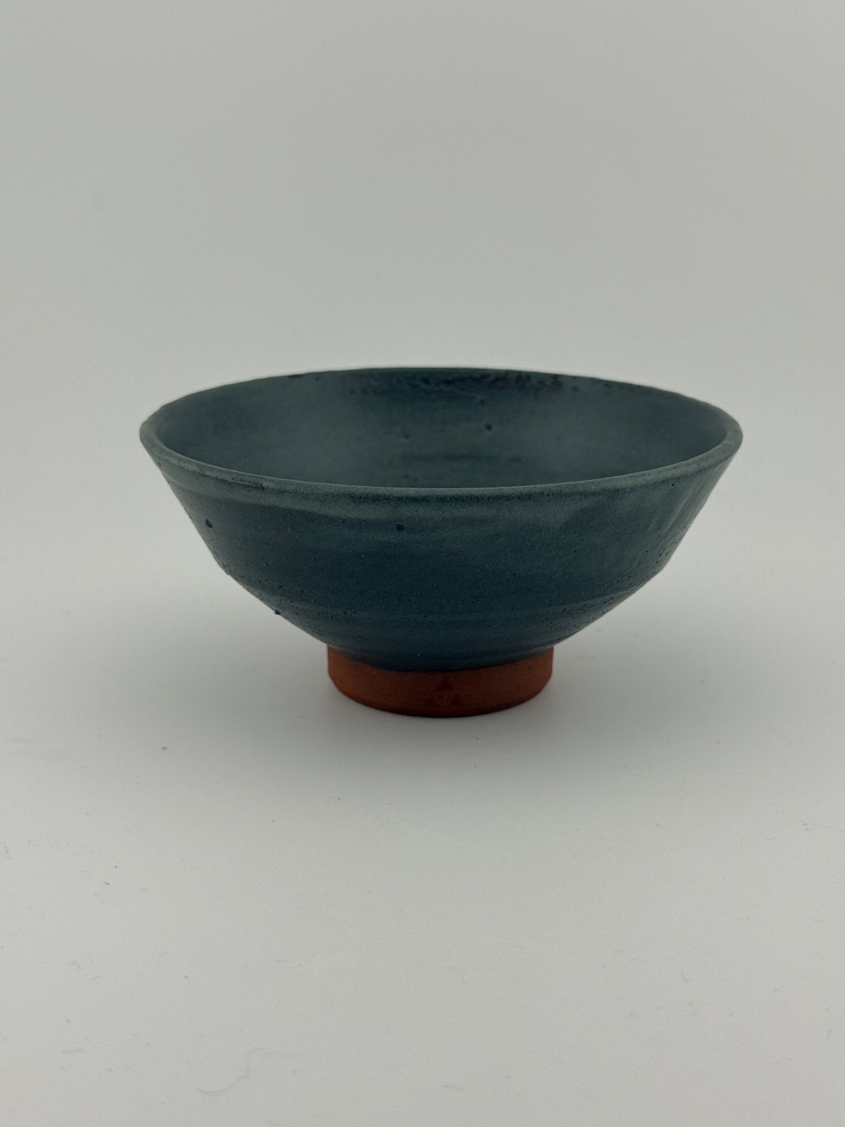 Petit bol en terre de Xing émaillé bleu-gris, présenté de côté, céramique artisanale Terres.me.