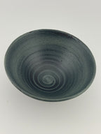 Petit bol en terre de Xing et émail bleu-gris vu de dessus, céramique artisanale Terres.me.