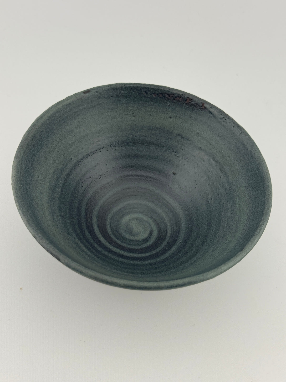 Petit bol en terre de Xing et émail bleu-gris vu de dessus, céramique artisanale Terres.me.