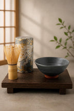 Bol artisanal en terre de Xing et émail bleu-gris, esthétique Japandi et Wabi-Sabi, Terres.me.