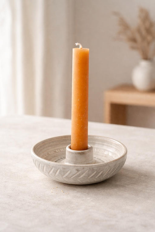 Bougeoir blanc en céramique avec décor gravé, vue 1 sur 10, pièce artisanale façonnée à la main par Terresme.