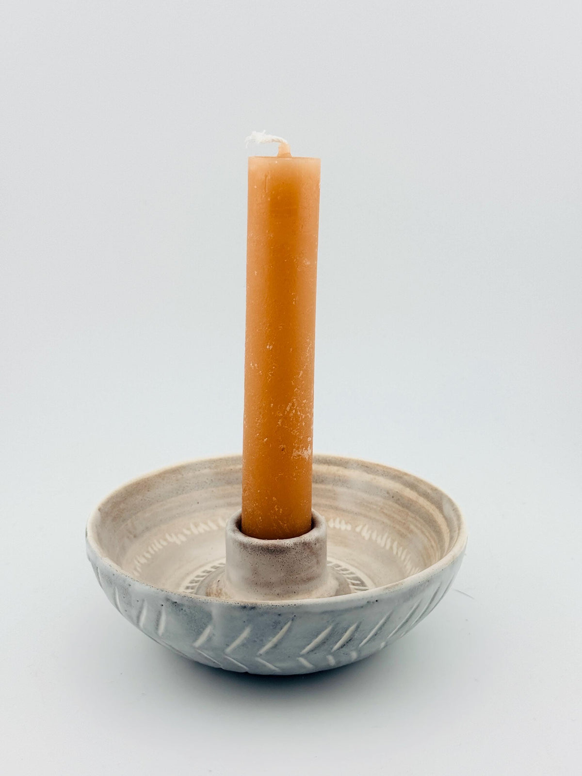 Bougeoir blanc en céramique avec décor gravé, vue 3 sur 10, pièce artisanale façonnée à la main par Terresme.